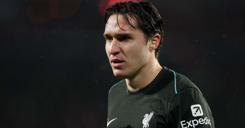 Arne Slot Ungkap Alasan Chiesa Absen di Skuad Liga Champions Liverpool