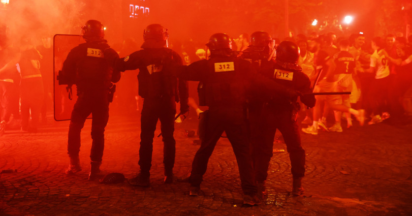 Dua Tewas dan Lebih dari 190 Terluka dalam Perayaan Kemenangan PSG yang Berujung Kekacauan