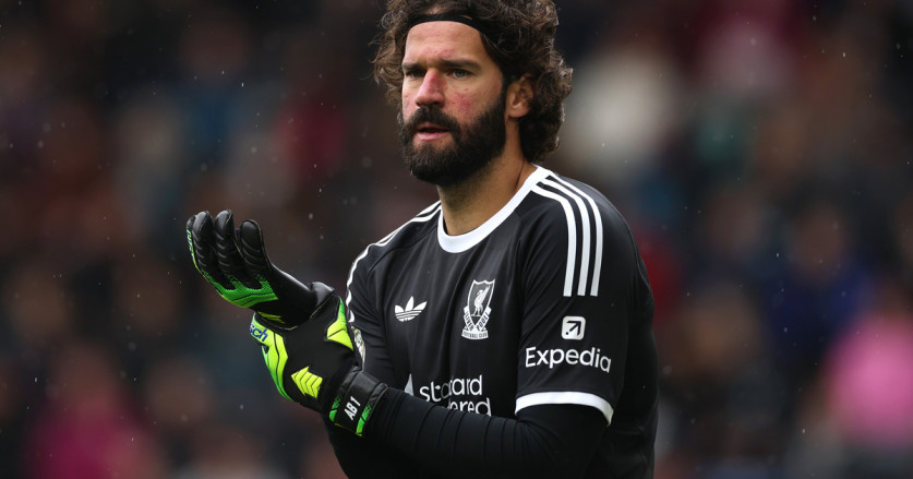 Mengapa Kiper Liverpool Alisson Mengunjungi Hotel Napoli Sebelum Laga Man City