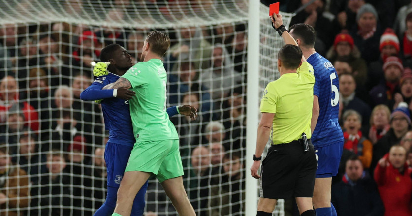 Kartu Merah Aneh Gueye di Laga Man Utd vs Everton